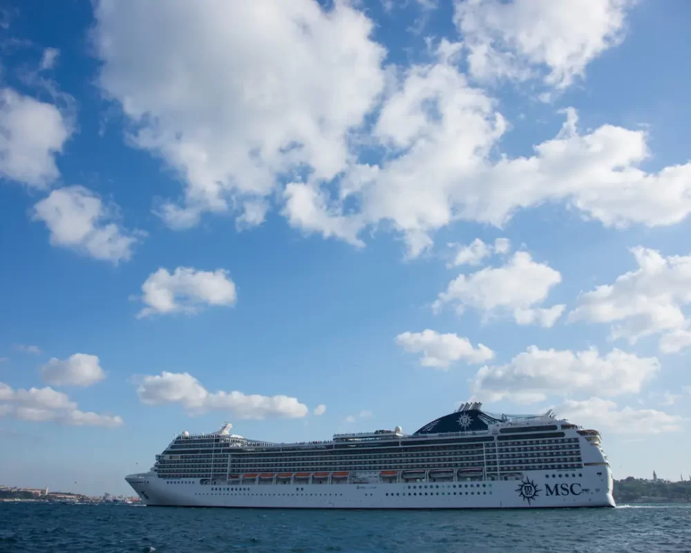 crucero MSC zarpando crucero MSC zarpando